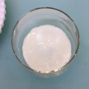杯中倒入少许酸奶。