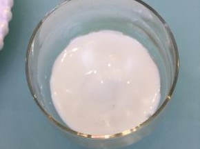 杯中倒入少许酸奶。