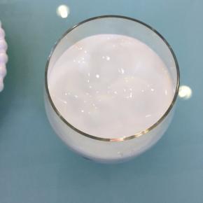 再倒入少许酸奶。