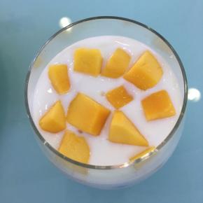 再倒入少许酸奶，铺上芒果。