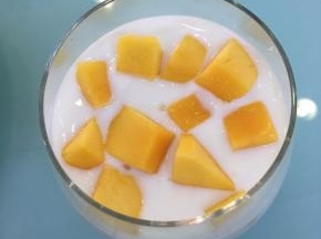 再倒入少许酸奶，铺上芒果。