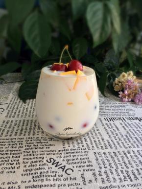 再次倒入少许酸奶，用芒果、蓝莓和樱桃稍微装饰一下即可。