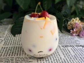 再次倒入少许酸奶，用芒果、蓝莓和樱桃稍微装饰一下即可。