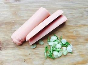 香葱切碎，火腿切成长条。