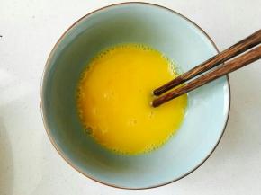 鸡蛋打散，加少许盐。
