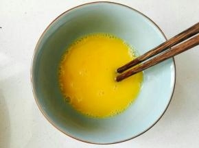 鸡蛋打散，加少许盐。