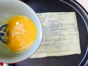 倒入打散的鸡蛋。