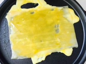 用铲子将鸡蛋摊开，加热一会儿。