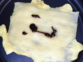 加上甜面酱，也可以放些蒜蓉辣酱，根据自己的口味添加。