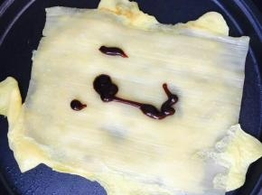 加上甜面酱，也可以放些蒜蓉辣酱，根据自己的口味添加。