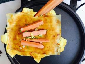 加少许清水后，火腿和香葱放在冷面上，喜欢吃香菜和葱头的话可以适量放点。