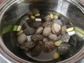 1蛤蜊清洗干净，表面可以用牙刷刷刷，放入锅里，加入葱花，姜片，料酒。