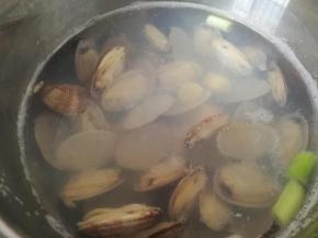 2中火煮至开口，关火。