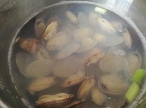 2中火煮至开口，关火。