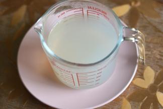 3煮蛤蜊的水，过滤出来放凉。一会我们要用蛤蜊水和鸡蛋液混合，蛤蜊和鸡蛋液比例为2:1，即两份水一份蛋。