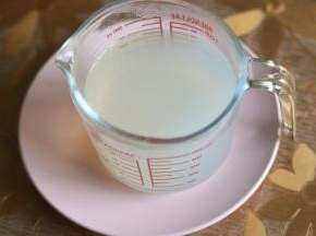 3煮蛤蜊的水，过滤出来放凉。一会我们要用蛤蜊水和鸡蛋液混合，蛤蜊和鸡蛋液比例为2:1，即两份水一份蛋。
