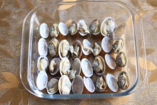 4 蛤蜊捞出来放入烤盘，摆好。