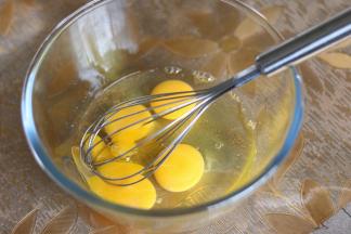 5四个鸡蛋打入碗里。