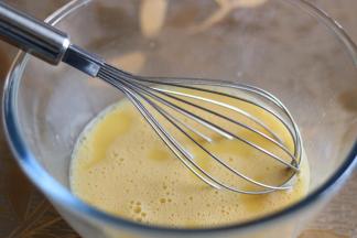 6用手抽打散，打匀。