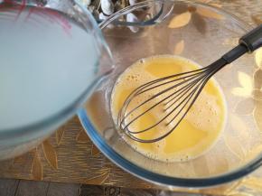 7加入放凉的蛤蜊水，搅匀。