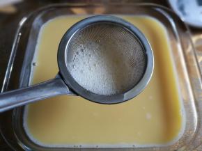 9把蛋液混合物，过滤倒入烤盘里。