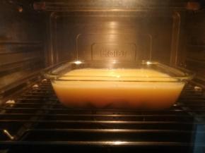 11放入烤箱，蒸汽功能20分钟。这里啰嗦下，我们蒸蛋羹用的时间不是固定的会根据鸡蛋多少，烤盘大小，有变化，所以要灵活运用看到蛋羹表面凝固就可以出炉了。