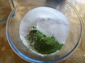 2糯米粉、细砂糖、抹茶粉放入玻璃盆。