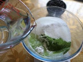 3倒入水，用手动打蛋器搅匀。