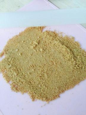 将消化饼干打碎。