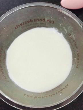 饼干碎上倒入一层酸奶。