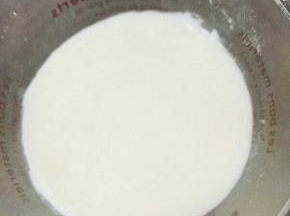 饼干碎上倒入一层酸奶。