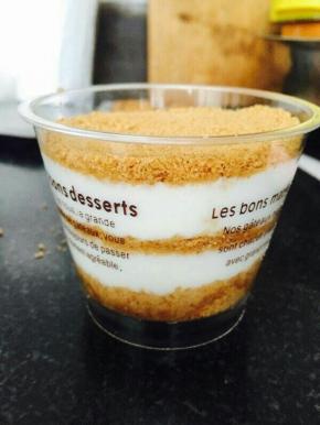 一层饼干一层酸奶，以此类推。