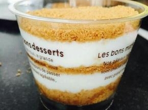 一层饼干一层酸奶，以此类推。