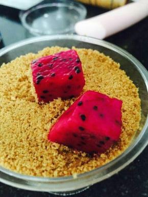 将切好的火龙果放在最上面。