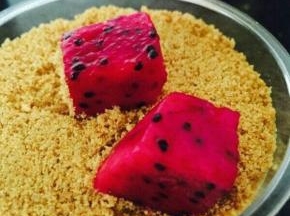 将切好的火龙果放在最上面。