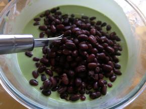 5加入蜜红豆搅匀。