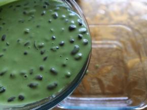 6正方形耐高温玻璃烤盘，刷一层油，倒入搅匀的年糕糊。