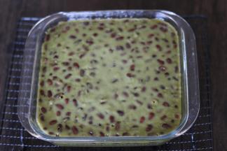 9从烤箱取出来，表面刷油，薄薄一层即可，防止凉透变干。