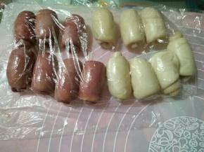 1）先来制作水油皮。将材料1中除红曲粉外所有材料放入面包机，一个iMax程序，揉至扩展状态；取出一半的面团，加入红曲粉，揉面2分钟，即成红曲粉面团，包上保鲜膜静置30分钟。
（2）将油酥材料倒入盆中，混合均匀，按压成团，包上保鲜膜静置30分钟。
（3）将原味水油皮和红曲粉面团分别分割成10个面团，油酥面团分割成20个小面团盖保鲜膜备用。
（4）取一块水油皮面团，用手掌按扁，按成中间略厚、边缘略薄的饼皮，中间放一个油酥，捏紧收口，整成圆球状，其余的水油皮一次完成，盖上保鲜膜静置松弛20分钟。
（5）将松弛好的面团按扁，再用擀面杖擀成椭圆形，由上而下将面片卷起，呈圆柱状，依次将所有面团擀卷好，盖保鲜膜静置松弛20分钟。
（6）将松弛好的面卷按扁，再用擀面杖擀成长条状，由上而下将面片卷起，依次将所有面团擀卷好，盖保鲜膜静置松弛20分钟。
