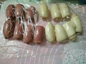 1）先来制作水油皮。将材料1中除红曲粉外所有材料放入面包机，一个iMax程序，揉至扩展状态；取出一半的面团，加入红曲粉，揉面2分钟，即成红曲粉面团，包上保鲜膜静置30分钟。
（2）将油酥材料倒入盆中，混合均匀，按压成团，包上保鲜膜静置30分钟。
（3）将原味水油皮和红曲粉面团分别分割成10个面团，油酥面团分割成20个小面团盖保鲜膜备用。
（4）取一块水油皮面团，用手掌按扁，按成中间略厚、边缘略薄的饼皮，中间放一个油酥，捏紧收口，整成圆球状，其余的水油皮一次完成，盖上保鲜膜静置松弛20分钟。
（5）将松弛好的面团按扁，再用擀面杖擀成椭圆形，由上而下将面片卷起，呈圆柱状，依次将所有面团擀卷好，盖保鲜膜静置松弛20分钟。
（6）将松弛好的面卷按扁，再用擀面杖擀成长条状，由上而下将面片卷起，依次将所有面团擀卷好，盖保鲜膜静置松弛20分钟。
