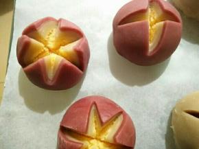 （9）取刀片将椰蓉酥隔口，不用太深，至看见里面的椰蓉馅即可。可以是4掰、6掰、8掰，感觉6掰最好看。
（10）烤盘放入预热好的烤箱中层，烘烤170度30分钟，注意观察上色情况，轻微上色可盖铝箔纸。