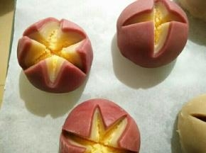 （9）取刀片将椰蓉酥隔口，不用太深，至看见里面的椰蓉馅即可。可以是4掰、6掰、8掰，感觉6掰最好看。
（10）烤盘放入预热好的烤箱中层，烘烤170度30分钟，注意观察上色情况，轻微上色可盖铝箔纸。