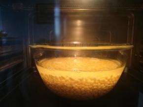 3再次提醒下，有觉得绿豆有豆腥味的可以蒸的时候表面放点薄荷叶，一起蒸。放入烤箱，蒸汽功能110度48分钟。