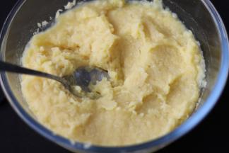 4蒸好的绿豆，用勺子很轻松的压成泥。