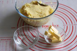 5准备炒陷用的食材水饴称重，黄油称重，绿豆泥放凉。