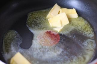 6不粘锅上灶，放入黄油，中小火加热成液体。