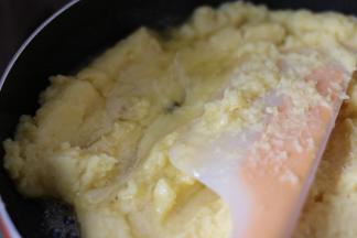 7倒入绿豆泥，翻炒，炒制黄油被绿豆泥完全吸收，倒入水饴，继续翻炒加入白砂糖继续翻炒。