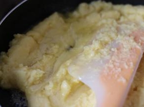 7倒入绿豆泥，翻炒，炒制黄油被绿豆泥完全吸收，倒入水饴，继续翻炒加入白砂糖继续翻炒。
