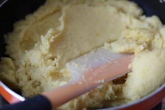 8炒制绿豆泥，水分蒸发，能抱成团，不要炒的太干，绿豆沙放凉后会吸收水份，一共炒了大约12分钟。