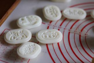 9现在我们就可以做绿豆糕了，我用的法焙客50克绿豆糕模具。